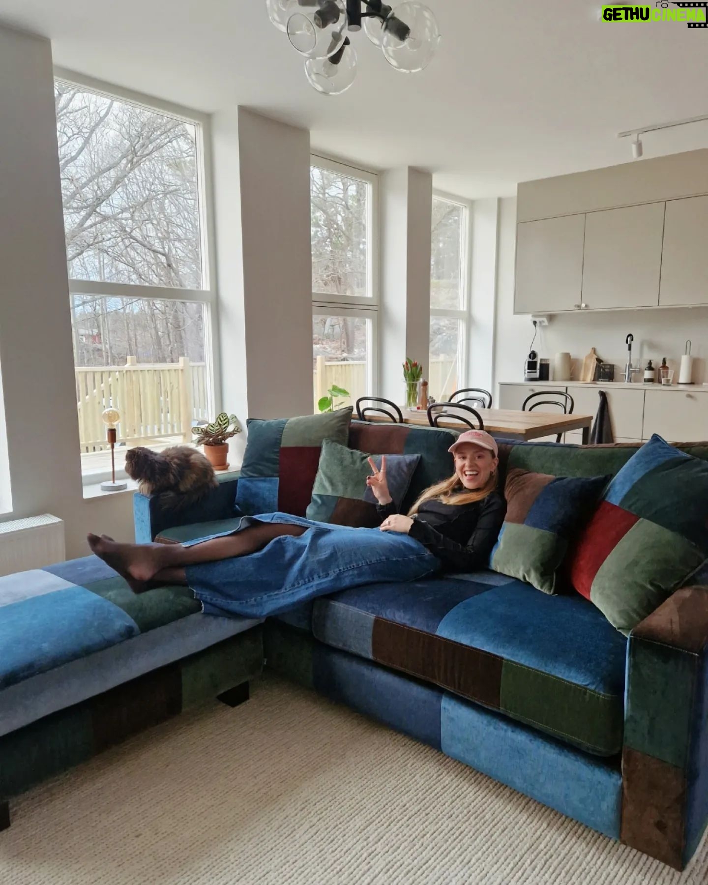 Clara Henry Instagram - I stolt annonssamarbete med @sweef_furniture vill jag visa er: MIN NYA SOFFA! <333 Sjuk grej: gamla soffan pajade ju vid inflytt och jag och sambon är två velpannor som absolut inte kunde bestämma oss för vilken ny soffa vi ville köpa. Så vi gjorde det absolut mest magkatarrsframkallande man förmodligen kan göra mitt i en flytt: vi beställde en soffa som vi inte visste hur den skulle se ut. På riktigt alltså. Eller, vi valde modell såklart (Valen! Så att vi visste att den skulle få plats osv), men sen har Sweef ett färgalternativ som är att man kan beställa soffa sydd från spilltyger - dvs tygbitar som blir över i produktionen av andra soffor, som då kan lappas ihop till att bli en egen, helt unik soffa. Ett lite, lite mer hållbart val om man nu ändå ska köpa nytt. Så vi tänkte, okejdå, knock us out. Vilket vi blev. Helt jävla utknockade. Vi har fått den finaste snyggaste coolaste soffan??? Alltså va??? Finner knappt ord? Är så kär i denna möbel!! Tack @sweef_furniture!!!