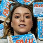 Clara Henry Instagram – I reklamsamarbete med @wasabrod vill jag ta reda på sanningen. En hård fråga som kräver ett hårt svar, och som den totala knäckebrödslover jag är känner jag att jag inte kan stå och bara se på längre. Jag håller dessutom på att ordna en jävligt fet knäckebrödsbrunch med @wasabrod (!!!) som kommer ske inom en snar framtid och då kommer jag att fortsätta min fältstudie. Jag och mina poolers ska ägna några lördagstimmar åt att bara käka knäckebröd i alla dess ljuvliga former och det är därför dags för oss att, en gång för alla, enas i frågan om vilken smörsida av knäckebrödet som är RÄTT. #wasabröd