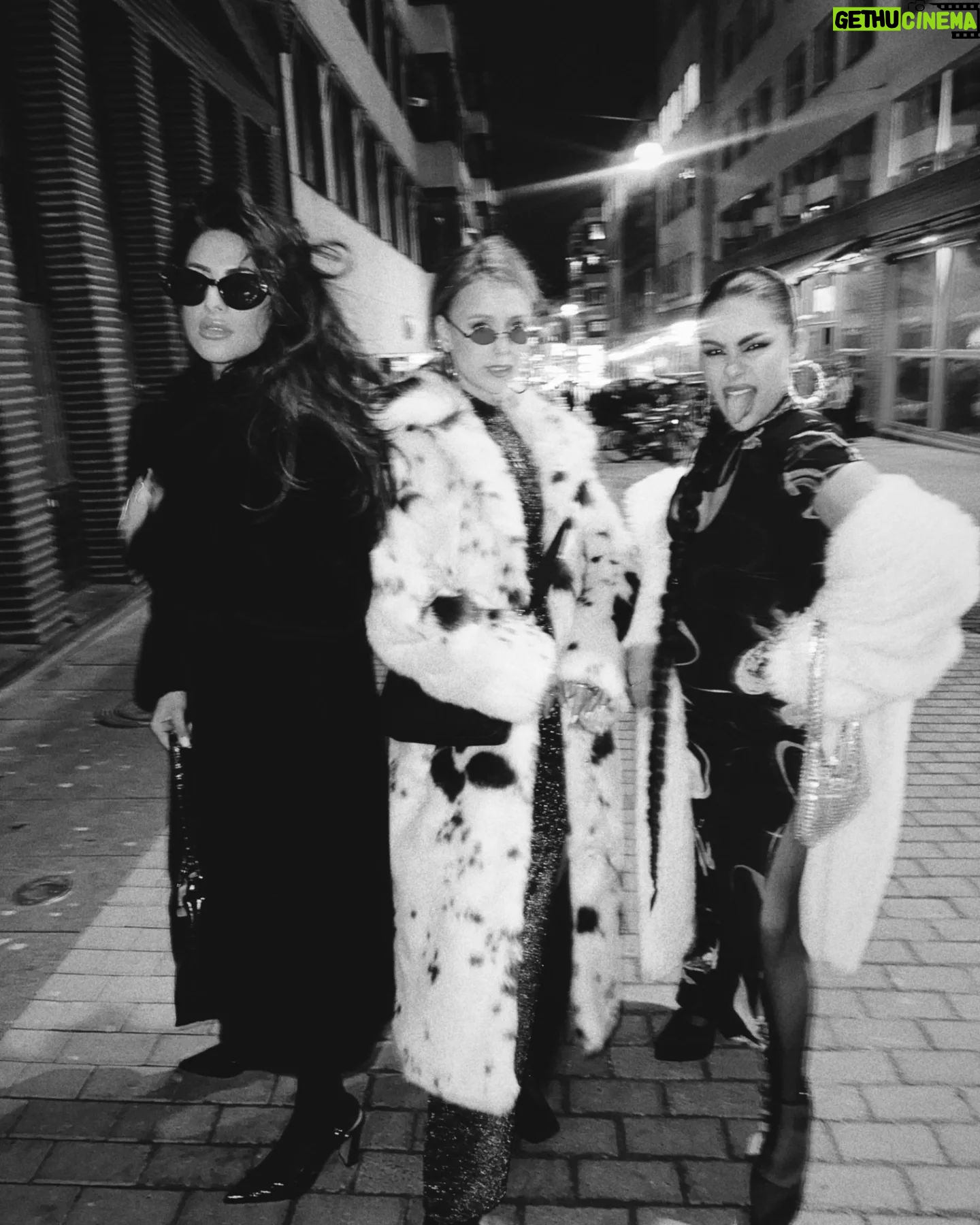 Clara Henry Instagram - Inget får väl en att känna att man lever som när man gått på fest med tema mob wife och folk på bussen hem stirrar på en men inte som om man vore utklädd utan som om man vore 1 st galen person <3