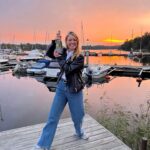 Clara Henry Instagram – NUUUUU lille instagrammen!!! Händer det grejer??? Jag har 1. sålt min älskade älskade lägenhet på Söder som jag bott i i åtta (!!!) år, 2. köpt lägenhet (!) i skärgården (!!) med min partner (!!!!!), och 3. Ja. Jag vet inte vad tre är. Detta gör väl sig bäst som en tvåpunktslista. Och jag är ju oftast inte så inbjudande till mitt privatliv här i sociala medier eftersom ni trots allt redan vet så himla mycket om mig men ville bara tala om att flyttlasset går i februari och jag är SÅ GLAD OCH TAGGAD!!! Här är bilder från bryggan som ligger ca 2 minuter från vår dörr 🥹 ih ih iiiiiihhhh agsuskqksegehwkskl