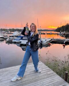 Clara Henry Instagram - NUUUUU lille instagrammen!!! Händer det grejer??? Jag har 1. sålt min älskade älskade lägenhet på Söder som jag bott i i åtta (!!!) år, 2. köpt lägenhet (!) i skärgården (!!) med min partner (!!!!!), och 3. Ja. Jag vet inte vad tre är. Detta gör väl sig bäst som en tvåpunktslista. Och jag är ju oftast inte så inbjudande till mitt privatliv här i sociala medier eftersom ni trots allt redan vet så himla mycket om mig men ville bara tala om att flyttlasset går i februari och jag är SÅ GLAD OCH TAGGAD!!! Här är bilder från bryggan som ligger ca 2 minuter från vår dörr 🥹 ih ih iiiiiihhhh agsuskqksegehwkskl