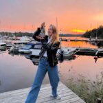 Clara Henry Instagram – NUUUUU lille instagrammen!!! Händer det grejer??? Jag har 1. sålt min älskade älskade lägenhet på Söder som jag bott i i åtta (!!!) år, 2. köpt lägenhet (!) i skärgården (!!) med min partner (!!!!!), och 3. Ja. Jag vet inte vad tre är. Detta gör väl sig bäst som en tvåpunktslista. Och jag är ju oftast inte så inbjudande till mitt privatliv här i sociala medier eftersom ni trots allt redan vet så himla mycket om mig men ville bara tala om att flyttlasset går i februari och jag är SÅ GLAD OCH TAGGAD!!! Här är bilder från bryggan som ligger ca 2 minuter från vår dörr 🥹 ih ih iiiiiihhhh agsuskqksegehwkskl