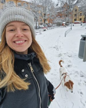 Clara Henry Instagram - Okej här kommer nyheter i det zoo som kallas mitt hem: jag är då tydligen bonusmorsa till en hund. Min tjej tog hem honom från gatan i Tulum där hon jobbade förra vintern och nu har vi honom på halvtid tillsammans med ett par av hennes vänner. Så lille instagrammen, möt Cielo! "Nej Clara det där är en selfie av dig där man skymtar fyrbent i bakgrunden" ja SÅKLART för jag kommer ju inte slösa mina gulligaste Cielo-bilder utan att ha en hashtag att spara skiten under??? Så hjälp! Detta brukar ni vara bra på. Vad har vi för hashtagförslag? De andra kreaturen har ju #bobthebae och #åhhelgakatt . Ordvitsar premieras. Okej gå lös.
