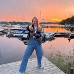 Clara Henry Instagram – NUUUUU lille instagrammen!!! Händer det grejer??? Jag har 1. sålt min älskade älskade lägenhet på Söder som jag bott i i åtta (!!!) år, 2. köpt lägenhet (!) i skärgården (!!) med min partner (!!!!!), och 3. Ja. Jag vet inte vad tre är. Detta gör väl sig bäst som en tvåpunktslista. Och jag är ju oftast inte så inbjudande till mitt privatliv här i sociala medier eftersom ni trots allt redan vet så himla mycket om mig men ville bara tala om att flyttlasset går i februari och jag är SÅ GLAD OCH TAGGAD!!! Här är bilder från bryggan som ligger ca 2 minuter från vår dörr 🥹 ih ih iiiiiihhhh agsuskqksegehwkskl
