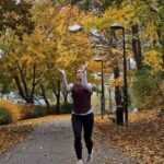 Clara Henry Instagram – I reklamsamarbete med @felix_sverige kan jag GLATT meddela till alla som försöker få in bra mat i en vardag som redan består av jobb/träning/familj/disk och tvätt och dammsugning, att jag har LÖSNINGEN!!! Eller, Felix har, jag är ju trots allt bara budbäraren som springer gråtmild genom byn med munnen full av halloumi hotpot för att sprida ordet. Fem nya smaker finns!!! Alla är goda (ni har mitt ord)! Alla har massa grönsaker och protein! Alla är vego och har ett lågt klimatavtryck! Alla värms snabbare än du hinner säga “lunchlådeinfluencerinlägg”! Nej, jag menar det: man kan faktiskt inte begära mycket mer.