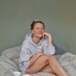 Clara Henry Instagram - I betalt samarbete med @cerave har jag en så jäkla rolig nyhet: 2024 är det lilla JAG som är ambassadör för @cerave ! Det är februari, man är skröplig som en utbränd hudflaga, jag stod nyss i min ensamhet och undrade om det gick att fylla badkaret med lotion och bada i det (det går, men det är ett hemskt svinn) och så kommer de som gör min all time high favorit-hudkräm och frågar om jag vill samarbeta. Eh. Ja. Så, här ser ni vackra bilder på @cerave ’s Moisturising Cream i min nya lägenhets otroliga morgonljus. Jag gillar den av massor av anledningar men mest för att den är parfymfri och för att den gör min hud svinmjuk. Drar på efter en dusch och så är jag len tills efter nästa? Okejdå! 2024! Mitt stora hudvårdsår! Vi kör! #cerave #developedwithderms