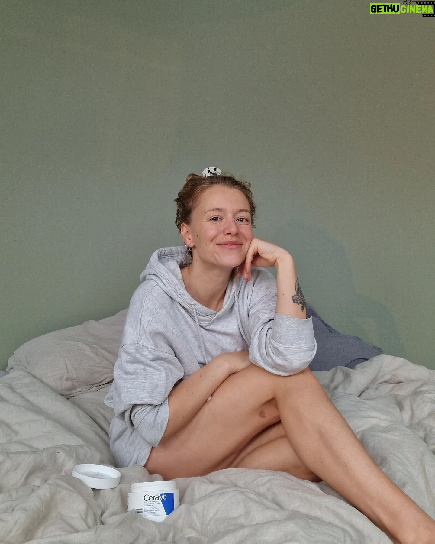 Clara Henry Instagram - I betalt samarbete med @cerave har jag en så jäkla rolig nyhet: 2024 är det lilla JAG som är ambassadör för @cerave ! Det är februari, man är skröplig som en utbränd hudflaga, jag stod nyss i min ensamhet och undrade om det gick att fylla badkaret med lotion och bada i det (det går, men det är ett hemskt svinn) och så kommer de som gör min all time high favorit-hudkräm och frågar om jag vill samarbeta. Eh. Ja. Så, här ser ni vackra bilder på @cerave ’s Moisturising Cream i min nya lägenhets otroliga morgonljus. Jag gillar den av massor av anledningar men mest för att den är parfymfri och för att den gör min hud svinmjuk. Drar på efter en dusch och så är jag len tills efter nästa? Okejdå! 2024! Mitt stora hudvårdsår! Vi kör! #cerave #developedwithderms