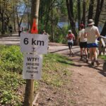 Clara Henry Instagram – Sprang årets första lopp igår! En backyard, @run_raisers Winter Bay Backyard Ultra. En backyard är alltså att man springer en särskild bana på 6,7 kilometer (fast gårdagens lopp var 6,81 men hur som helst) en gång varje timme tills man inte vill/kan/orkar mer. Målet var 12 timmar, ~82 km. Mitt första ultrapass på väldigt länge. Var nervös, både på grund av det, men också för att jag tillbringade dagen innan i soffläge med ett oförklarligt illamående och hade noll lust att springa en hel dag med kräkmage.
Men kräkmage slapps! Magkramper infann sig visserligen och var stundtals en (bokstavlig tyvärr) pain in the ass (tmi, förlåt) och vissa varv (4-5 och 8-9, dumma dumma varv) var så jävla plågsamma (varmt!! Segt! Hög puls! Stela baklår! Olycksbådande magkurr!) men sen är ju ultra en så sjuk sport för däremellan mår man ju bra? Livet är bäst? Man trycker i sig två koffeintabletter och en näve chips och kan plötsligt springa i en jävla evighet?
En evighet blev det inte. Men 13 timmar. Och fan vad nöjd jag är med det. Man är ju så ambivalent innan, det går så rasande fort mellan att tänka “shit tänk om jag inte klarar mer än typ 5 varv” och “men tänk om jag klarar MER ÄN TOLV DÅ”. Och den där tanken om att om kroppen känns bra, då kör jag fan ett bonusvarv, den var ständigt närvarande och slog lite extra rot när varv 10-11 kändes som mina starkaste, gladaste timmar. Så då blev det så. 88,5 kilometer, en medalj och en blåsa på vänster stortå till samlingen.
Tack för fint lopp! Tack Johnny, Ida, Jonathan mfl för sällskap och moralstärkande löpsteg! Tack Ellen, Fille och Fakiren för support! Tack vädret för att vi slapp regn! Tack knäna för att ni höll! Tack koffeintabletter för att ni finns!