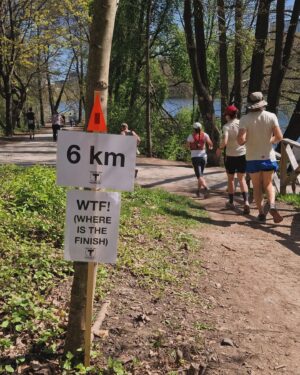 Clara Henry Instagram - Sprang årets första lopp igår! En backyard, @run_raisers Winter Bay Backyard Ultra. En backyard är alltså att man springer en särskild bana på 6,7 kilometer (fast gårdagens lopp var 6,81 men hur som helst) en gång varje timme tills man inte vill/kan/orkar mer. Målet var 12 timmar, ~82 km. Mitt första ultrapass på väldigt länge. Var nervös, både på grund av det, men också för att jag tillbringade dagen innan i soffläge med ett oförklarligt illamående och hade noll lust att springa en hel dag med kräkmage.

Men kräkmage slapps! Magkramper infann sig visserligen och var stundtals en (bokstavlig tyvärr) pain in the ass (tmi, förlåt) och vissa varv (4-5 och 8-9, dumma dumma varv) var så jävla plågsamma (varmt!! Segt! Hög puls! Stela baklår! Olycksbådande magkurr!) men sen är ju ultra en så sjuk sport för däremellan mår man ju bra? Livet är bäst? Man trycker i sig två koffeintabletter och en näve chips och kan plötsligt springa i en jävla evighet?

En evighet blev det inte. Men 13 timmar. Och fan vad nöjd jag är med det. Man är ju så ambivalent innan, det går så rasande fort mellan att tänka "shit tänk om jag inte klarar mer än typ 5 varv" och "men tänk om jag klarar MER ÄN TOLV DÅ". Och den där tanken om att om kroppen känns bra, då kör jag fan ett bonusvarv, den var ständigt närvarande och slog lite extra rot när varv 10-11 kändes som mina starkaste, gladaste timmar. Så då blev det så. 88,5 kilometer, en medalj och en blåsa på vänster stortå till samlingen.

Tack för fint lopp! Tack Johnny, Ida, Jonathan mfl för sällskap och moralstärkande löpsteg! Tack Ellen, Fille och Fakiren för support! Tack vädret för att vi slapp regn! Tack knäna för att ni höll! Tack koffeintabletter för att ni finns!