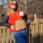 Clara Henry Instagram – Reklam för @cerave ☀️ UPP OCH HOPPA, SOLEN SKINER!!! Slå på en go köpp, smörj nosen med Facial moisturising lotion SPF50 och gör det enda rätta: ta våren som en äkta svenne. Frågor på det? #cerave #developedwithderms #faceitlikeaderm