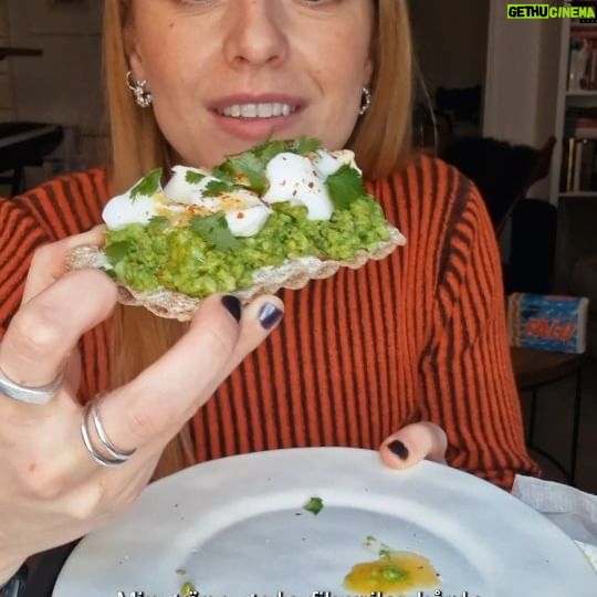 Clara Henry Instagram - I reklamsamarbete med @wasabrod får ni här: en jävligt god knäckemacka. Smör (på, enligt resultatet efter min empiriska undersökning: vilken sida du vill! Du e bossen! Bestäm själv!). Svenska ärtor (gott). Kokt ägg (gott). Lite salt, lite hetta, lite koriander (gott gott gott/tvål beroende på vem du frågar). På Wasas (godaste? Ja, enligt mig!) knäckebröd Falu Rågrut Chia & Havssalt. Pang! Hösten är räddad! #wasabröd