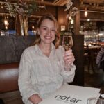 Clara Henry Instagram - 2023 - ett bättre år! Här är bilder på de 5% som utgjorde fart och flärd: champagne efter lägenhetsköp och försäljning, Paris maraton, födelsedagsfir av sista 20-året, Eldsjälsgalanprogramlederi, Peter Pan går åt helvete och nya gulliga ensemblevänner, festival, medelhav, pappas 60årspresent och världens finaste vänner. Har tyvärr inga bilder på övriga 95% av min tid som jag tillbringat med nosen i kurslitteratur som jag knappt begriper, eller dammsugande upp drös efter drös av katthår, eller avverkat långpass i regnet och känt mig värdelös, eller inte minst alla timmar jag legat i horisontalläge framför tvn och glott, men ni kan ju försöka tänka er tio sådana bilder för varje fart-och-flärd-bild ok?