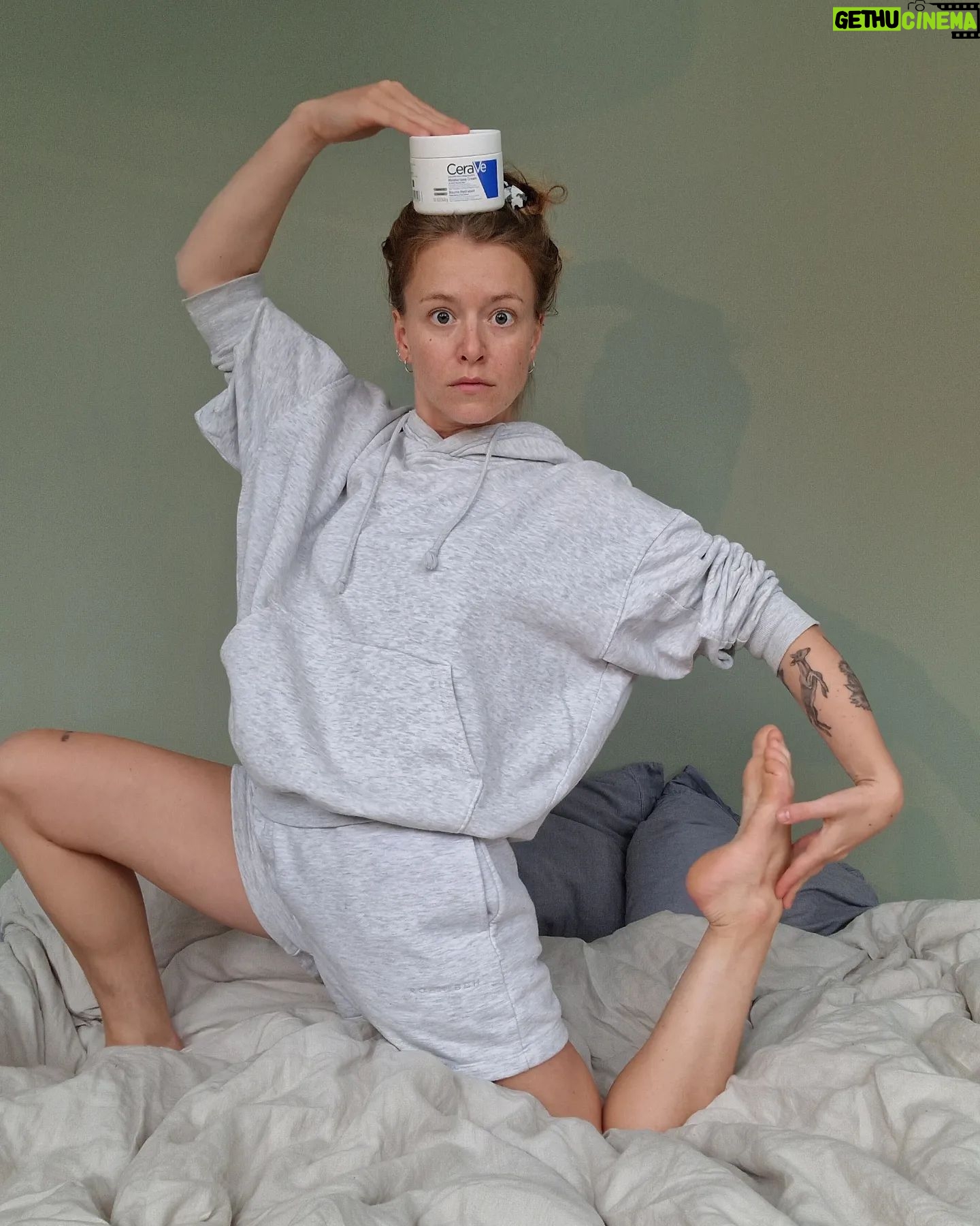 Clara Henry Instagram - I betalt samarbete med @cerave har jag en så jäkla rolig nyhet: 2024 är det lilla JAG som är ambassadör för @cerave ! Det är februari, man är skröplig som en utbränd hudflaga, jag stod nyss i min ensamhet och undrade om det gick att fylla badkaret med lotion och bada i det (det går, men det är ett hemskt svinn) och så kommer de som gör min all time high favorit-hudkräm och frågar om jag vill samarbeta. Eh. Ja. Så, här ser ni vackra bilder på @cerave ’s Moisturising Cream i min nya lägenhets otroliga morgonljus. Jag gillar den av massor av anledningar men mest för att den är parfymfri och för att den gör min hud svinmjuk. Drar på efter en dusch och så är jag len tills efter nästa? Okejdå! 2024! Mitt stora hudvårdsår! Vi kör! #cerave #developedwithderms