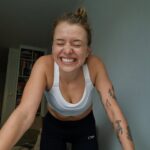 Clara Henry Instagram – The face of någon som 1. anmält sig till sitt livs första 100 miles-lopp nästa år och 2. börjat med jävligt strukturerad och målinriktad löpträning igen och 3. hahahahahaha vad i……??? Aja 2024 here we go!!! 🐢💨