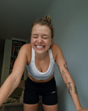 Clara Henry Instagram - The face of någon som 1. anmält sig till sitt livs första 100 miles-lopp nästa år och 2. börjat med jävligt strukturerad och målinriktad löpträning igen och 3. hahahahahaha vad i......??? Aja 2024 here we go!!! 🐢💨