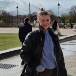 Clara Henry Instagram – 2023 – ett bättre år! Här är bilder på de 5% som utgjorde fart och flärd: champagne efter lägenhetsköp och försäljning, Paris maraton, födelsedagsfir av sista 20-året, Eldsjälsgalanprogramlederi, Peter Pan går åt helvete och nya gulliga ensemblevänner, festival, medelhav, pappas 60årspresent och världens finaste vänner. Har tyvärr inga bilder på övriga 95% av min tid som jag tillbringat med nosen i kurslitteratur som jag knappt begriper, eller dammsugande upp drös efter drös av katthår, eller avverkat långpass i regnet och känt mig värdelös, eller inte minst alla timmar jag legat i horisontalläge framför tvn och glott, men ni kan ju försöka tänka er tio sådana bilder för varje fart-och-flärd-bild ok?