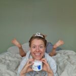 Clara Henry Instagram – I betalt samarbete med @cerave har jag en så jäkla rolig nyhet: 2024 är det lilla JAG som är ambassadör för @cerave ! Det är februari, man är skröplig som en utbränd hudflaga, jag stod nyss i min ensamhet och undrade om det gick att fylla badkaret med lotion och bada i det (det går, men det är ett hemskt svinn) och så kommer de som gör min all time high favorit-hudkräm och frågar om jag vill samarbeta. Eh. Ja.

Så, här ser ni vackra bilder på @cerave ’s Moisturising Cream i min nya lägenhets otroliga morgonljus. Jag gillar den av massor av anledningar men mest för att den är parfymfri och för att den gör min hud svinmjuk. Drar på efter en dusch och så är jag len tills efter nästa?

Okejdå! 2024! Mitt stora hudvårdsår! Vi kör!
#cerave #developedwithderms