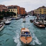 Clara Henry Instagram – Tjolahopp jag är i romantikens huvudstad!? Nja inte Paris då men the next best thing verkar det ju som: Venedig bejbä. Sörplat musslor under parasoll i regnet, knötts i stimmiga gränder, bett en tysk turist ta bild på mig på en bro (vilket hon fkn nailade? Valde rätt tysk ✊️). Imorgon ska jag cykla elcykelrace. Det blir la kul. Tja for now bloggen.