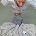 Clara Henry Instagram – I betalt samarbete med @cerave har jag en så jäkla rolig nyhet: 2024 är det lilla JAG som är ambassadör för @cerave ! Det är februari, man är skröplig som en utbränd hudflaga, jag stod nyss i min ensamhet och undrade om det gick att fylla badkaret med lotion och bada i det (det går, men det är ett hemskt svinn) och så kommer de som gör min all time high favorit-hudkräm och frågar om jag vill samarbeta. Eh. Ja.

Så, här ser ni vackra bilder på @cerave ’s Moisturising Cream i min nya lägenhets otroliga morgonljus. Jag gillar den av massor av anledningar men mest för att den är parfymfri och för att den gör min hud svinmjuk. Drar på efter en dusch och så är jag len tills efter nästa?

Okejdå! 2024! Mitt stora hudvårdsår! Vi kör!
#cerave #developedwithderms