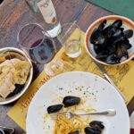 Clara Henry Instagram – Tjolahopp jag är i romantikens huvudstad!? Nja inte Paris då men the next best thing verkar det ju som: Venedig bejbä. Sörplat musslor under parasoll i regnet, knötts i stimmiga gränder, bett en tysk turist ta bild på mig på en bro (vilket hon fkn nailade? Valde rätt tysk ✊️). Imorgon ska jag cykla elcykelrace. Det blir la kul. Tja for now bloggen.