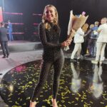 Clara Henry Instagram - 2023 - ett bättre år! Här är bilder på de 5% som utgjorde fart och flärd: champagne efter lägenhetsköp och försäljning, Paris maraton, födelsedagsfir av sista 20-året, Eldsjälsgalanprogramlederi, Peter Pan går åt helvete och nya gulliga ensemblevänner, festival, medelhav, pappas 60årspresent och världens finaste vänner. Har tyvärr inga bilder på övriga 95% av min tid som jag tillbringat med nosen i kurslitteratur som jag knappt begriper, eller dammsugande upp drös efter drös av katthår, eller avverkat långpass i regnet och känt mig värdelös, eller inte minst alla timmar jag legat i horisontalläge framför tvn och glott, men ni kan ju försöka tänka er tio sådana bilder för varje fart-och-flärd-bild ok?