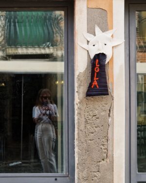 Clara Henry Instagram - Tjolahopp jag är i romantikens huvudstad!? Nja inte Paris då men the next best thing verkar det ju som: Venedig bejbä. Sörplat musslor under parasoll i regnet, knötts i stimmiga gränder, bett en tysk turist ta bild på mig på en bro (vilket hon fkn nailade? Valde rätt tysk ✊️). Imorgon ska jag cykla elcykelrace. Det blir la kul. Tja for now bloggen.