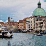 Clara Henry Instagram – Tjolahopp jag är i romantikens huvudstad!? Nja inte Paris då men the next best thing verkar det ju som: Venedig bejbä. Sörplat musslor under parasoll i regnet, knötts i stimmiga gränder, bett en tysk turist ta bild på mig på en bro (vilket hon fkn nailade? Valde rätt tysk ✊️). Imorgon ska jag cykla elcykelrace. Det blir la kul. Tja for now bloggen.
