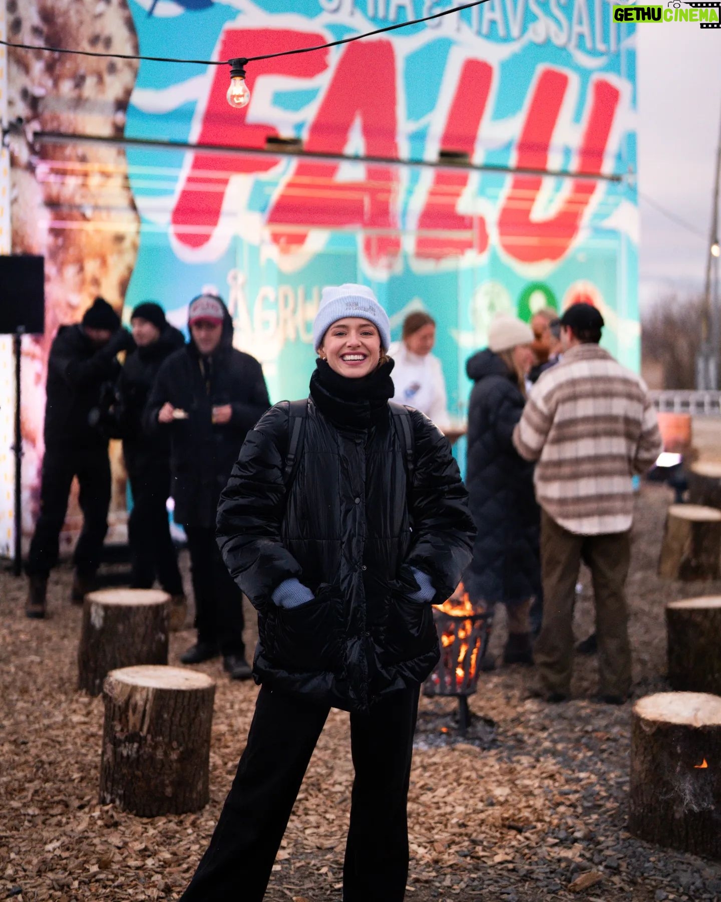 Clara Henry Instagram - I betalt samarbete med @wasabrod är jag fortfarande helt VARM efter vad som nog kammade hem priset som årets trevligaste eftermiddag? Jag fick bjuda in en bunt vänner, vi tog oss upp till toppen av Hammarbybacken och fick kliva in i ett life size knäckebrödspaket där @foodgeekz.se & @wasabrod lagat helt (!) otrolig (!!) knäckebrödsmat. Jag NJÖT kan jag meddela. Njuter fortfarande. Vilken dag? Tack samtliga involverade!!! #wasabröd