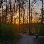 Clara Henry Instagram – Sprang årets första lopp igår! En backyard, @run_raisers Winter Bay Backyard Ultra. En backyard är alltså att man springer en särskild bana på 6,7 kilometer (fast gårdagens lopp var 6,81 men hur som helst) en gång varje timme tills man inte vill/kan/orkar mer. Målet var 12 timmar, ~82 km. Mitt första ultrapass på väldigt länge. Var nervös, både på grund av det, men också för att jag tillbringade dagen innan i soffläge med ett oförklarligt illamående och hade noll lust att springa en hel dag med kräkmage.
Men kräkmage slapps! Magkramper infann sig visserligen och var stundtals en (bokstavlig tyvärr) pain in the ass (tmi, förlåt) och vissa varv (4-5 och 8-9, dumma dumma varv) var så jävla plågsamma (varmt!! Segt! Hög puls! Stela baklår! Olycksbådande magkurr!) men sen är ju ultra en så sjuk sport för däremellan mår man ju bra? Livet är bäst? Man trycker i sig två koffeintabletter och en näve chips och kan plötsligt springa i en jävla evighet?
En evighet blev det inte. Men 13 timmar. Och fan vad nöjd jag är med det. Man är ju så ambivalent innan, det går så rasande fort mellan att tänka “shit tänk om jag inte klarar mer än typ 5 varv” och “men tänk om jag klarar MER ÄN TOLV DÅ”. Och den där tanken om att om kroppen känns bra, då kör jag fan ett bonusvarv, den var ständigt närvarande och slog lite extra rot när varv 10-11 kändes som mina starkaste, gladaste timmar. Så då blev det så. 88,5 kilometer, en medalj och en blåsa på vänster stortå till samlingen.
Tack för fint lopp! Tack Johnny, Ida, Jonathan mfl för sällskap och moralstärkande löpsteg! Tack Ellen, Fille och Fakiren för support! Tack vädret för att vi slapp regn! Tack knäna för att ni höll! Tack koffeintabletter för att ni finns!