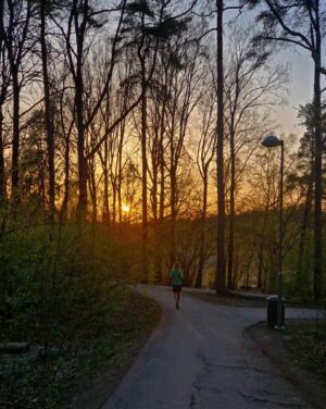 Clara Henry Instagram - Sprang årets första lopp igår! En backyard, @run_raisers Winter Bay Backyard Ultra. En backyard är alltså att man springer en särskild bana på 6,7 kilometer (fast gårdagens lopp var 6,81 men hur som helst) en gång varje timme tills man inte vill/kan/orkar mer. Målet var 12 timmar, ~82 km. Mitt första ultrapass på väldigt länge. Var nervös, både på grund av det, men också för att jag tillbringade dagen innan i soffläge med ett oförklarligt illamående och hade noll lust att springa en hel dag med kräkmage.

Men kräkmage slapps! Magkramper infann sig visserligen och var stundtals en (bokstavlig tyvärr) pain in the ass (tmi, förlåt) och vissa varv (4-5 och 8-9, dumma dumma varv) var så jävla plågsamma (varmt!! Segt! Hög puls! Stela baklår! Olycksbådande magkurr!) men sen är ju ultra en så sjuk sport för däremellan mår man ju bra? Livet är bäst? Man trycker i sig två koffeintabletter och en näve chips och kan plötsligt springa i en jävla evighet?

En evighet blev det inte. Men 13 timmar. Och fan vad nöjd jag är med det. Man är ju så ambivalent innan, det går så rasande fort mellan att tänka "shit tänk om jag inte klarar mer än typ 5 varv" och "men tänk om jag klarar MER ÄN TOLV DÅ". Och den där tanken om att om kroppen känns bra, då kör jag fan ett bonusvarv, den var ständigt närvarande och slog lite extra rot när varv 10-11 kändes som mina starkaste, gladaste timmar. Så då blev det så. 88,5 kilometer, en medalj och en blåsa på vänster stortå till samlingen.

Tack för fint lopp! Tack Johnny, Ida, Jonathan mfl för sällskap och moralstärkande löpsteg! Tack Ellen, Fille och Fakiren för support! Tack vädret för att vi slapp regn! Tack knäna för att ni höll! Tack koffeintabletter för att ni finns!