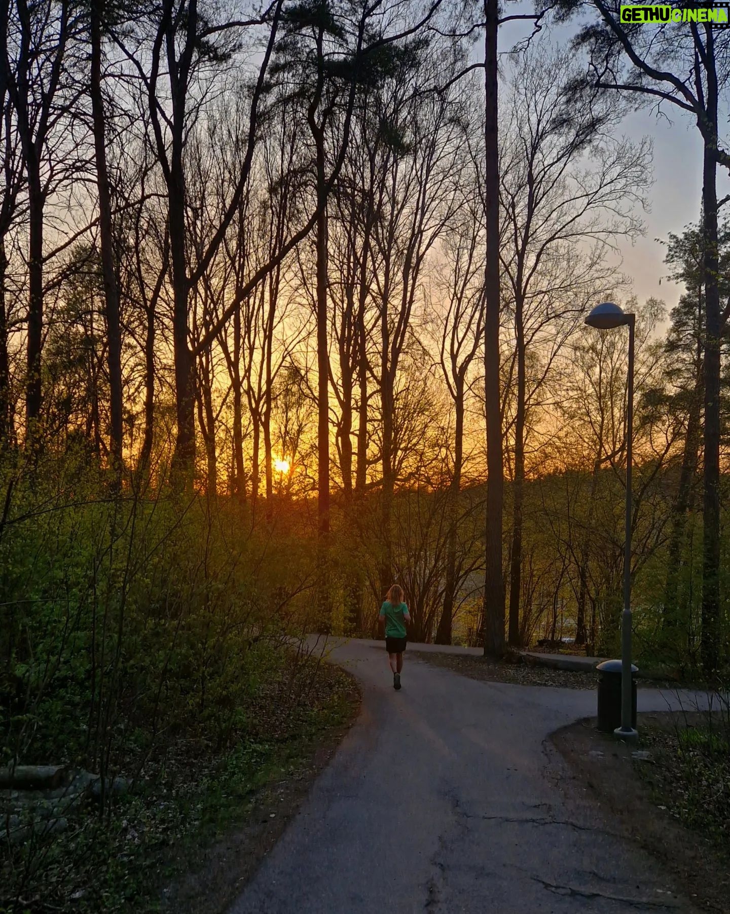Clara Henry - 7.6K Likes - Sprang årets första lopp igår! En backyard, @run_raisers Winter Bay Backyard Ultra. En backyard är alltså att man springer en särskild bana på 6,7 kilometer (fast gårdagens lopp var 6,81 men hur som helst) en gång varje timme tills man inte vill/kan/orkar mer. Målet var 12 timmar, ~82 km. Mitt första ultrapass på väldigt länge. Var nervös, både på grund av det, men också för att jag tillbringade dagen innan i soffläge med ett oförklarligt illamående och hade noll lust att springa en hel dag med kräkmage.
Men kräkmage slapps! Magkramper infann sig visserligen och var stundtals en (bokstavlig tyvärr) pain in the ass (tmi, förlåt) och vissa varv (4-5 och 8-9, dumma dumma varv) var så jävla plågsamma (varmt!! Segt! Hög puls! Stela baklår! Olycksbådande magkurr!) men sen är ju ultra en så sjuk sport för däremellan mår man ju bra? Livet är bäst? Man trycker i sig två koffeintabletter och en näve chips och kan plötsligt springa i en jävla evighet?
En evighet blev det inte. Men 13 timmar. Och fan vad nöjd jag är med det. Man är ju så ambivalent innan, det går så rasande fort mellan att tänka "shit tänk om jag inte klarar mer än typ 5 varv" och "men tänk om jag klarar MER ÄN TOLV DÅ". Och den där tanken om att om kroppen känns bra, då kör jag fan ett bonusvarv, den var ständigt närvarande och slog lite extra rot när varv 10-11 kändes som mina starkaste, gladaste timmar. Så då blev det så. 88,5 kilometer, en medalj och en blåsa på vänster stortå till samlingen.
Tack för fint lopp! Tack Johnny, Ida, Jonathan mfl för sällskap och moralstärkande löpsteg! Tack Ellen, Fille och Fakiren för support! Tack vädret för att vi slapp regn! Tack knäna för att ni höll! Tack koffeintabletter för att ni finns!