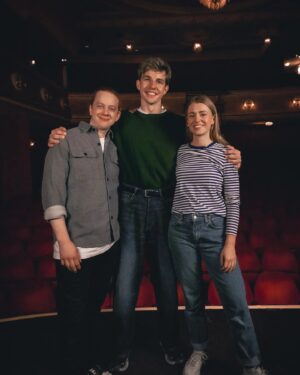 Clara Henry Instagram - AVBRYT ALLT, våren 2025 ska ni gå på MUSIKAL!!! Kan ju tala om att jag tjöt rakt ut av ren förtjusning när jag fick höra att Dear Evan Hansen ska sättas upp på Intiman i Stockholm, och jag kan knappt fatta att jag nu har den nervkittlande äran att berätta att jag spelar rollen som Zoe Murphy, tillsammans med @martinmathiesen_ i huvudrollen som Evan och @joel_adolphson, @jaghetersussie, @petereggers, @aalmabengtsson med flera i den helt bedårande ensemblen. 

SOM jag skriksjungit det här soundtracket genom åren? Ni förstår inte? Ett soundtrack jag borde lyssnat sönder för längesen men det GÅR INTE att tröttna på det för det är så JÄVLA bra. Och nu ska vi sjunga det, på svenska, för er, i Stockholm, våren 2025. Gör er själva en tjänst och missa det inte. Biljetter släpps nästa vecka men lugn, ni kan lita på att jag kommer tjata hål i huvudet på er om detta.

@markus.virta regisserar, det blir liveorkester med @nippeankarblom såklart och @nanette2e @2entertain är stjärnorna som tagit musikalen till Sverige för första gången. Premiär 23 januari 2025. Snälla nån. Jag kan inte vänta.

Foto: Mats Bäcker, Christoffer Bendixen