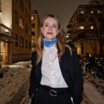 Clara Henry Instagram - Jahaja! Då kan jag meddela att året snart är slut och att man kanske inte borde ha allt för höga förhoppningar på 2024 men att jag tyvärr är en dumsnut som har det ändå. För det är roliga grejer på gång!!! Och så undrar jag: du där!!! Som är här och läser. Jag vet ju knappt vem du är och än mindre varför du följer. Så kan vi utvärdera 2023 lite? Förbereda inför ett trevligt 2024? Frågan lyder: vad vill du ha mer av här på min lille instagram? Löpningsreels? Fina bilder på plytet mitt? Kattuppdateringar? Eller vad vet jag, outfits, hudvård, inredning när jag flyttar i februari, vad GILLAR DU som jag lägger upp ibland? Jag vet ju inte ens vad jag ska bli när jag blir stor så SNÄLLA hjälp haha om du har nåt du kommer på. Okej bra tack puss!!