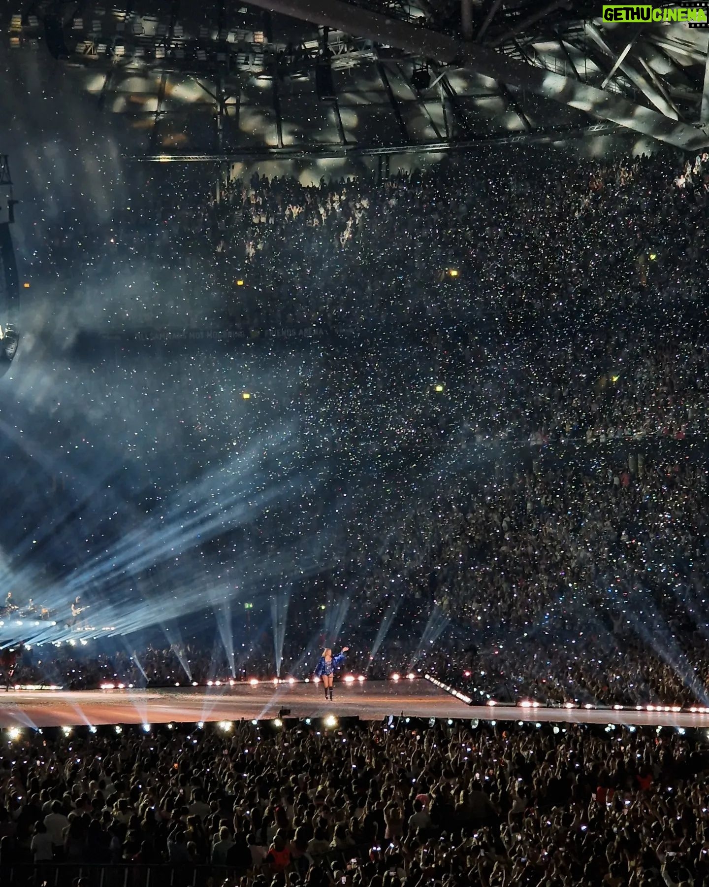 Clara Henry - 15K Likes - Kan INTE FÖRSTÅ att artisten jag lyssnat mest på i över tio års tid stod på samma mark som mig igår? Att hon andades in samma kvava luft som fuktats av mina egna lyckotårar? Taylor Swift var all the feels <3 mvh the man