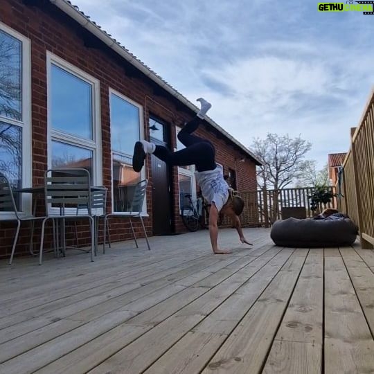 Clara Henry Instagram - Här kan ni glo medan jag inreder vår orimligt stora altan! Håll till godo! 🌞🌿🪑