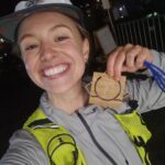 Clara Henry Instagram – Sprang årets första lopp igår! En backyard, @run_raisers Winter Bay Backyard Ultra. En backyard är alltså att man springer en särskild bana på 6,7 kilometer (fast gårdagens lopp var 6,81 men hur som helst) en gång varje timme tills man inte vill/kan/orkar mer. Målet var 12 timmar, ~82 km. Mitt första ultrapass på väldigt länge. Var nervös, både på grund av det, men också för att jag tillbringade dagen innan i soffläge med ett oförklarligt illamående och hade noll lust att springa en hel dag med kräkmage.
Men kräkmage slapps! Magkramper infann sig visserligen och var stundtals en (bokstavlig tyvärr) pain in the ass (tmi, förlåt) och vissa varv (4-5 och 8-9, dumma dumma varv) var så jävla plågsamma (varmt!! Segt! Hög puls! Stela baklår! Olycksbådande magkurr!) men sen är ju ultra en så sjuk sport för däremellan mår man ju bra? Livet är bäst? Man trycker i sig två koffeintabletter och en näve chips och kan plötsligt springa i en jävla evighet?
En evighet blev det inte. Men 13 timmar. Och fan vad nöjd jag är med det. Man är ju så ambivalent innan, det går så rasande fort mellan att tänka “shit tänk om jag inte klarar mer än typ 5 varv” och “men tänk om jag klarar MER ÄN TOLV DÅ”. Och den där tanken om att om kroppen känns bra, då kör jag fan ett bonusvarv, den var ständigt närvarande och slog lite extra rot när varv 10-11 kändes som mina starkaste, gladaste timmar. Så då blev det så. 88,5 kilometer, en medalj och en blåsa på vänster stortå till samlingen.
Tack för fint lopp! Tack Johnny, Ida, Jonathan mfl för sällskap och moralstärkande löpsteg! Tack Ellen, Fille och Fakiren för support! Tack vädret för att vi slapp regn! Tack knäna för att ni höll! Tack koffeintabletter för att ni finns!