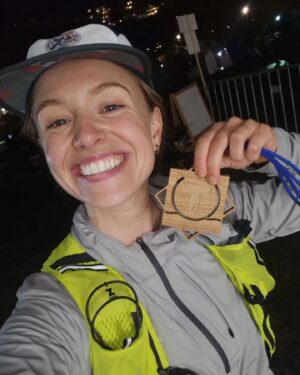 Clara Henry Instagram - Sprang årets första lopp igår! En backyard, @run_raisers Winter Bay Backyard Ultra. En backyard är alltså att man springer en särskild bana på 6,7 kilometer (fast gårdagens lopp var 6,81 men hur som helst) en gång varje timme tills man inte vill/kan/orkar mer. Målet var 12 timmar, ~82 km. Mitt första ultrapass på väldigt länge. Var nervös, både på grund av det, men också för att jag tillbringade dagen innan i soffläge med ett oförklarligt illamående och hade noll lust att springa en hel dag med kräkmage.

Men kräkmage slapps! Magkramper infann sig visserligen och var stundtals en (bokstavlig tyvärr) pain in the ass (tmi, förlåt) och vissa varv (4-5 och 8-9, dumma dumma varv) var så jävla plågsamma (varmt!! Segt! Hög puls! Stela baklår! Olycksbådande magkurr!) men sen är ju ultra en så sjuk sport för däremellan mår man ju bra? Livet är bäst? Man trycker i sig två koffeintabletter och en näve chips och kan plötsligt springa i en jävla evighet?

En evighet blev det inte. Men 13 timmar. Och fan vad nöjd jag är med det. Man är ju så ambivalent innan, det går så rasande fort mellan att tänka "shit tänk om jag inte klarar mer än typ 5 varv" och "men tänk om jag klarar MER ÄN TOLV DÅ". Och den där tanken om att om kroppen känns bra, då kör jag fan ett bonusvarv, den var ständigt närvarande och slog lite extra rot när varv 10-11 kändes som mina starkaste, gladaste timmar. Så då blev det så. 88,5 kilometer, en medalj och en blåsa på vänster stortå till samlingen.

Tack för fint lopp! Tack Johnny, Ida, Jonathan mfl för sällskap och moralstärkande löpsteg! Tack Ellen, Fille och Fakiren för support! Tack vädret för att vi slapp regn! Tack knäna för att ni höll! Tack koffeintabletter för att ni finns!
