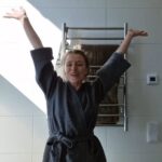 Clara Henry Instagram – Reklam för @cerave 🫧 Get ready with me! Jäklar vad spännande, en sån här har jag aldrig gjort. Men här är min morgonrutin. Tvätt, serum, kräm. Hudvård behöver inte vara svårare än så. Ny favvo i badrumsskåpet är CeraVe’s serum med hyaluronsyra. Silkig, lätt och man blir len som en alpackas armhåla. Precis som jag vill känna mig.
#cerave #developedwithderms