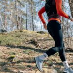 Clara Henry Instagram – Igår sprang jag mitt första pass efter förkylning och här är jag nu för att klaga på hur vidrigt det där är. Pulsen känns ända upp i halsgropen, lungorna svider, andnöden is real och slem överallt medan man lunkar fram i 7km/h och tar promenadpaus var femhundrade meter. Då hatar man löpning!!! (Sen river man av två-tre såna slempass och då älskar man det lyckligtvis igen.)

📸: @emmatull