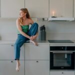 Clara Henry Instagram – Söndag. Veckans bästa dag? Älskar söndagar. Sörpla kaffe halva dagen, kanske en liten löptur, kanske städa lite, sen njuta av såplukt medan man fikar wienerbröd från lokala bageriet och glor ut på träden och de nya små knopparna utanför fönstret. Alltså flytt ut från stan har verkligen varit tio av tio. Söndagarna är bättre. Jag är lugnare, gladare. Kan framför allt äntligen embracea det faktum att jag alltid varit en liten tant i en ung persons kropp. Tantsöndag. Veckans bästa dag.