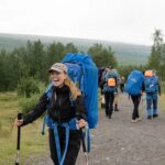 Clara Henry Instagram – Rastade hunden imorse i en minusgrad. Och är så less nu. EN MINUSGRAD. Våren är ett jäkla PISSHUVVE som kommer och dinglar 15 grader och solsken framför näsan på oss för att i nästa andetag ge oss en jävla minusgradsLAVETT. Så trött på vintern nu att jag måste skriva i VERSALER!!!! Rådande självskadebeteende är således att titta på bilder från förra sommaren och längta efter långa fjällpromenader, sovsäck i hängmatta, morgonkaffe från en tältöppning, kalla dopp i klara bäckar, lukten av solbrun hy och att vara torr under regnkläderna i ett sommarregn. Djupt, intensivt längt. Man kan skriva i kommentarsfältet vad man själv längtar efter i sommar så kan vi ha lite ont i magen tillsammans. 

Foto: @s.hewittphotography