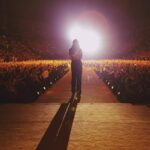 Clara Luciani Instagram – Est-ce que ça vous est déjà arrivé d’être amoureux et de trouver tous les mots d’amour trop petits, trop fades, trop usés pour exprimer votre amour? Il m’arrive la même chose aujourd’hui alors que je voudrais vous remercier, aucun mot ne me semble assez costaud pour exprimer ma gratitude face à ce premier Bercy complet et ces émotions que vous m’avez données. « Merci » ce n’est pas assez pour vous décrire le vertige que j’ai ressenti face à la multitude de vos visages. En attendant que j’invente un nouveau vocabulaire tout dédié à la reconnaissance que j’ai à votre égard, sachez que vous avez fait de moi une femme très heureuse et très fière. Bercy beaucoup. On se revoit le 31 janvier et d’ici là, vous méritez les plus beaux cadeaux de Noël!

Merci à toute mon équipe chérie, à @nkia.studios @connie_onibi @alexianebroque_off @benjaminporraz @mathieuedward3 @pierre.elgrishi @babeband. Merci @breakbot et @yuksekofficial d’avoir ouvert le bal. Merci à mes invités en or @jdoreofficiel @ehlamusic @sagebysage  et @alkapranos. Merci @gucci pour le costume créé spécialement pour l’occasion et @ayafujitamakeup et @rudymarmet mes magiciens. 

Photos de @lisamiquet 🌹.