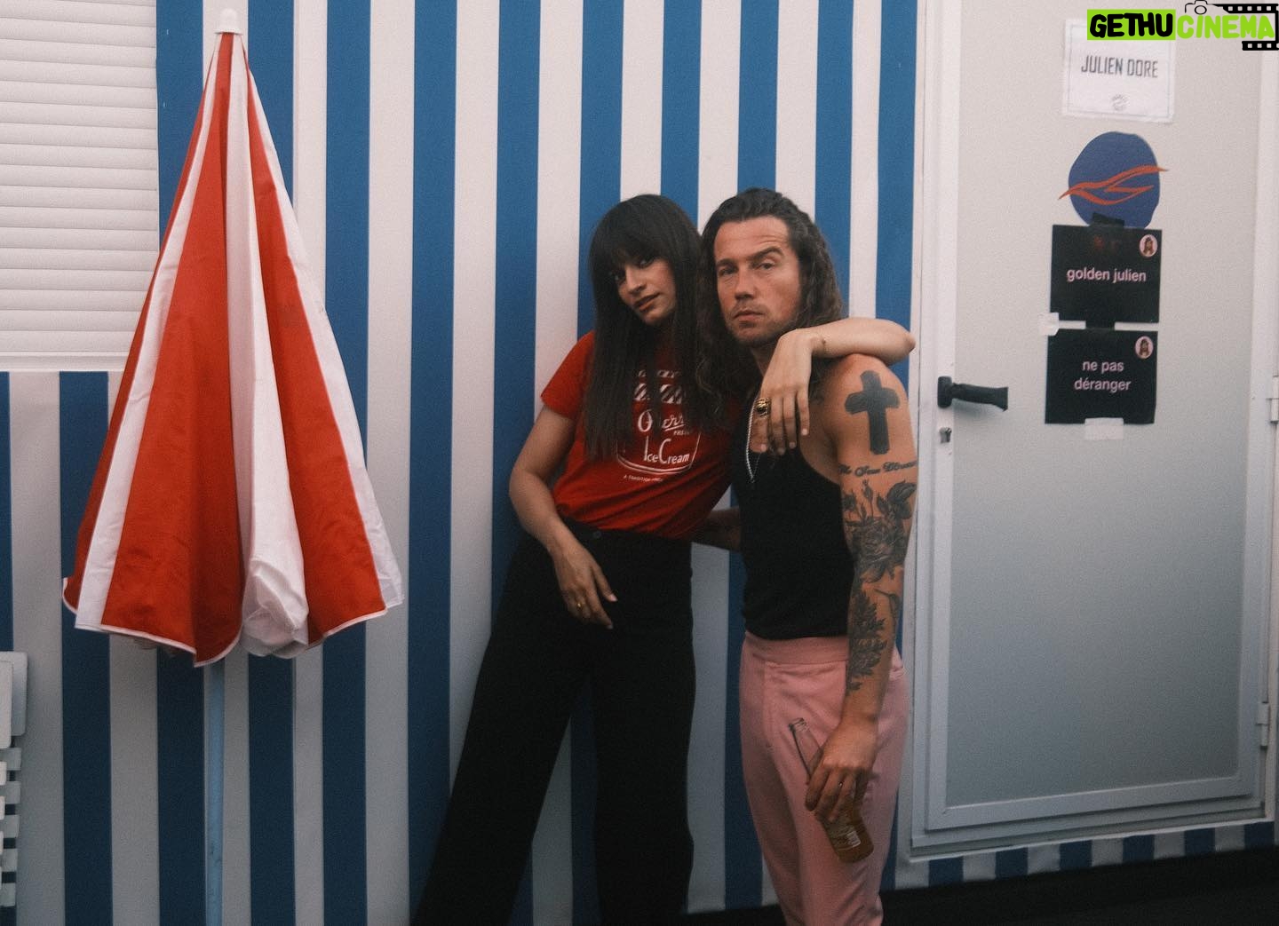 Clara Luciani Instagram - Oh les beaux jours …! 🌹C’était quand même vachement bien cet été avec vous, la guitare en bandoulière et l’appareil photo autour du cou…! Bon courage pour la rentrée. 📸 (Ps : cherchez les Curly)