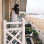 Clara Luciani Instagram - Nager seule dans la mer fraîche, la vie lente dans le calme et la volupté , le beurre et l’allégresse. Autrement dit : chapeaux ronds ou non, vive les Bretons! 🥞 ps: Je suis de retour sur scène dans quatre jours et je suis très très en forme! ❤️