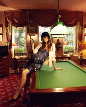 Clara Luciani Instagram - Carte postale de Bretagne où il a plu toute la semaine. J’ai tricoté une couverture et fini la saga Blackwater sous fond de tempête Patricia. J’ai puisé dans le beurre salé l’énergie nécessaire pour la rentrée qui s’annonce riche en émotions, personnelles et musicales. Je me suis remémorée avec tendresse les festivals de l’été passé, quand je sautais un peu plus facilement que ces jours-ci, et je me suis mise à rêver à nos prochains rendez-vous. Bref, même en vacances, sous la pluie, même chaque jour un peu plus ronde, je pense à vous. Bel été.