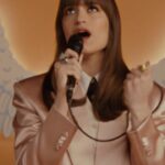 Clara Luciani Instagram - LE CLIP DE « AMOUR TOUJOURS » VIENT DE SORTIR!!!! 🌀✨ J’ai vraiment pris un plaisir fou à le tourner avec mes amis @zite.et.leo et la grandiose @rossydpalma! Allez le voir! Hâte de lire vos retours.📺🔮✨