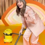 Clara Luciani Instagram - Êtes-vous prêts à être hypnotisés par mon nouveau clip? En ligne demain à 17h, le temps que je finisse d’aspirer la moquette. 🔮🌀✨