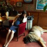 Clara Luciani Instagram – Carte postale de Bretagne où il a plu toute la semaine. J’ai tricoté une couverture et fini la saga Blackwater sous fond de tempête Patricia. J’ai puisé dans le beurre salé l’énergie nécessaire pour la rentrée qui s’annonce riche en émotions, personnelles et musicales. Je me suis remémorée avec tendresse les festivals de l’été passé, quand je sautais un peu plus facilement que ces jours-ci, et je me suis mise à rêver à nos prochains rendez-vous. Bref, même en vacances, sous la pluie, même chaque jour un peu plus ronde, je pense à vous. Bel été.