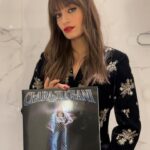 Clara Luciani Instagram - Aujourd’hui est sorti « COEUR ENCORE », une réédition de mon album dans lequel j’ai décidé de rendre hommage aux grandes chansons intemporelles disco funk qui ont inspiré les sonorités de mon disque. C’était périlleux de les reprendre, surtout en français, et l’idée n’a jamais été d’espérer leur arriver au gros orteil mais plutôt de leur dire « merci, je vous aime et sans vous Coeur n’existerait pas ». J’avais envie aussi de vous emmener avec moi dans les coulisses de la construction de ce disque, parce que ces chansons et ces artistes sont à la genèse de tout. Sister Sledge, Abba, Kool and the gang et Donna Summer … : vous avez été ma lumière pendant le confinement et vous continuerez de me faire danser et rêver toute ma vie. Ps : photos réalisées sans trucages 🤥 ✍️ @charlottedelarue (Merci mes frères @sagebysage @pierrickdevin @yuksekofficial )
