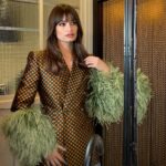 Clara Luciani Instagram - Oops! I’m on tour again! ✨J-3 avant la tournée…! Vous êtes prêts à « respirer encore »? 🫀